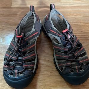 Women’s sandals Keen good condition size 7.5 very comfortable lightly worn $60
